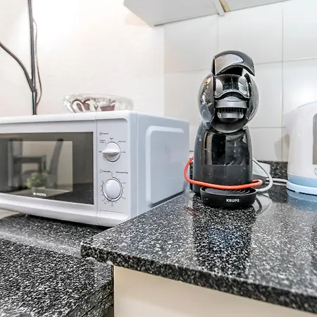 Charming Breeze Escape & Terrace דירה אל מדאנו